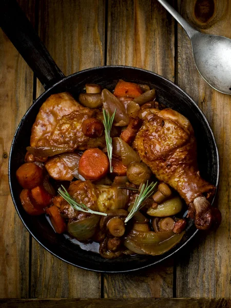 Frango com cogumelos e legumes, guisado em vinho . — Fotografia de Stock