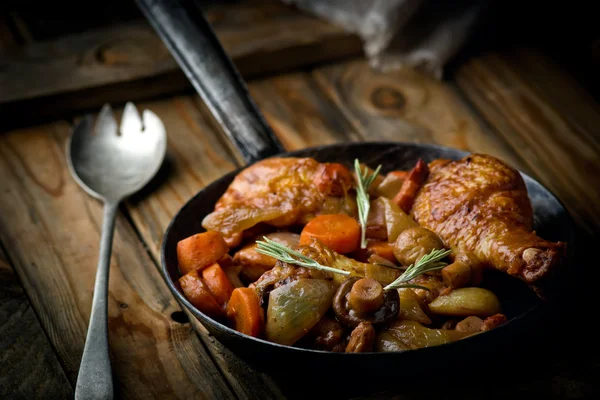 Frango com cogumelos e legumes, guisado em vinho . — Fotografia de Stock