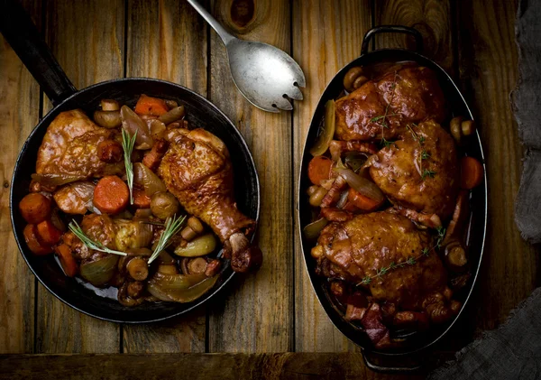 Kurczak z pieczarkami i warzywami, duszona w winie. — Zdjęcie stockowe