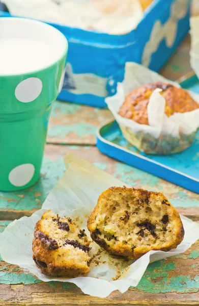 Muffins de banana com fatias de chocolate — Fotografia de Stock