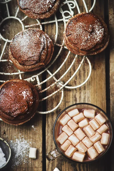 Tortas de chocolate bouchee de un soplo de crema — Foto de Stock