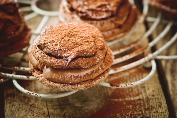 Tortas de chocolate bouchee de un soplo de crema — Foto de Stock