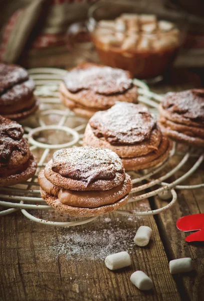 Kremalı pasta çikolatalı kek bouchee — Stok fotoğraf