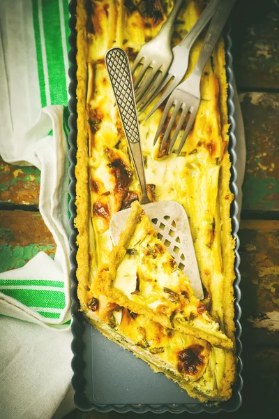 Пирог с луком-порей и лосось . — стоковое фото