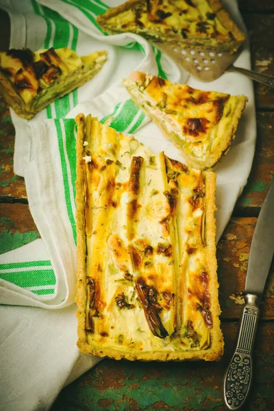 Quiche con puerro y salmón . — Foto de Stock