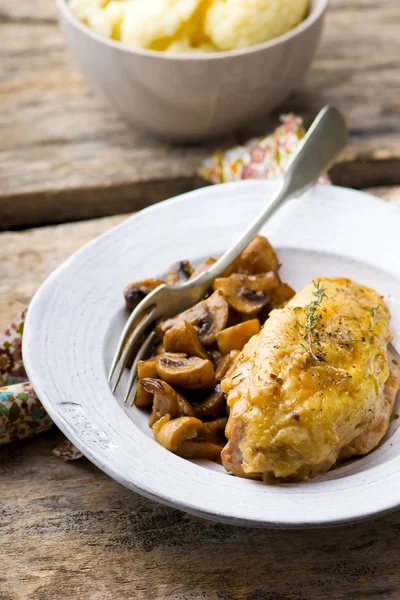 Pechuga de pollo estofada con champiñones en la olla . —  Fotos de Stock