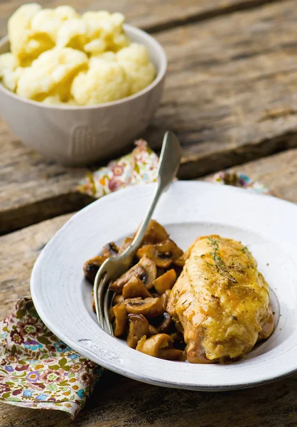 Gestoofde kippenborst met paddestoelen in de crock-pot. — Stockfoto