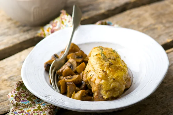 Poitrine de poulet cuite avec des champignons dans la cocotte . — Photo