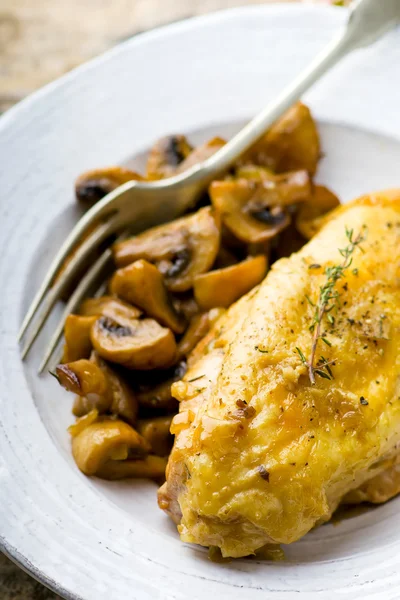 Pechuga de pollo estofada con champiñones en la olla . — Foto de Stock