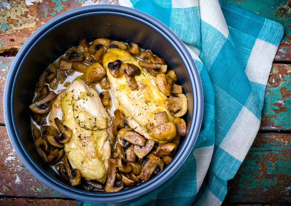 Pechuga de pollo estofada con champiñones en la olla . —  Fotos de Stock