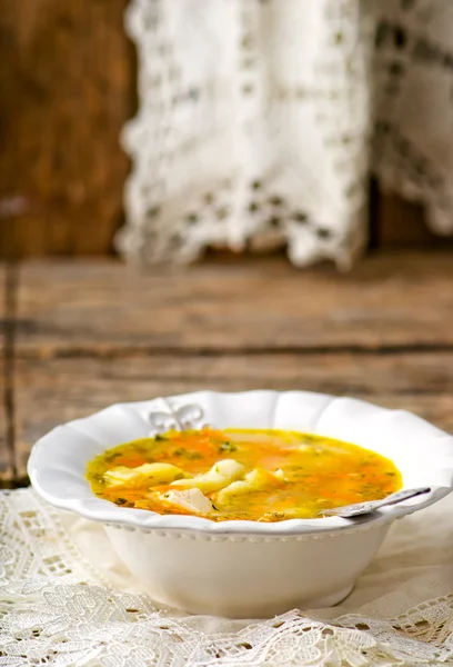 Куриный суп с пельменями  . — стоковое фото