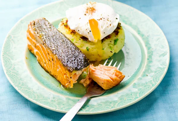 Der gebratene Lachs mit Kartoffelpatty und pochiertem Ei — Stockfoto