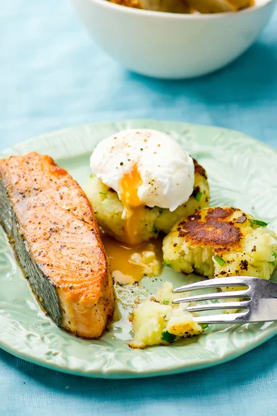 Le saumon frit avec une galette de pommes de terre et un œuf poché — Photo