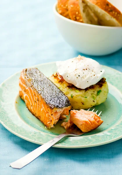 Stekt lax med Potatisbiff /-bulle och pocherat ägg — Stockfoto