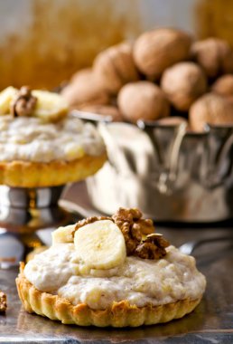 Muz kremalı kek ve fındık.