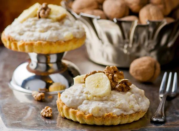 Tartas de crema de plátano y frutos secos . —  Fotos de Stock