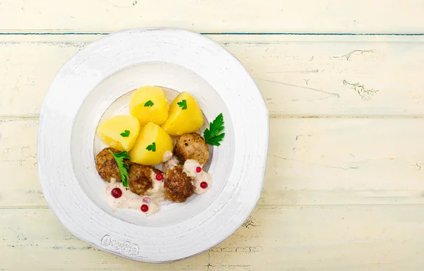 Boulettes de viande avec sauce et pommes de terre . — Photo