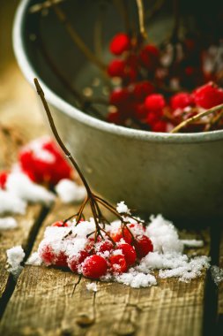 bir guelder-gül ahşap bir masa üzerinde bir cam fincan taze çilek. 