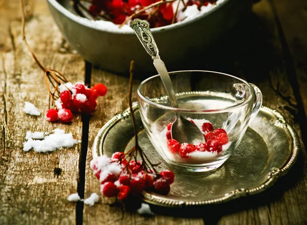 Свежие ягоды камышовой розы в стеклянной чашке на деревянном столе . — стоковое фото