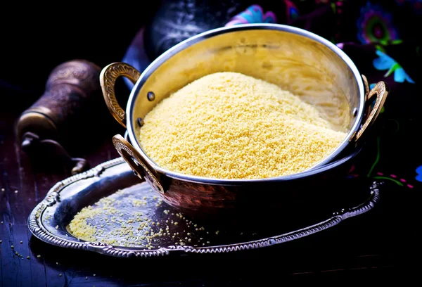 Couscous.in koperen Oosten drinken kom — Stockfoto