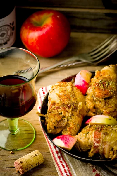 Rollos de pavo con manzanas . —  Fotos de Stock