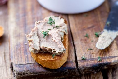 bir tavuk karaciğer yapıştırın.