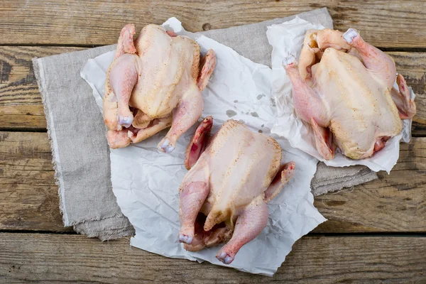 Poulet frais et brut de ferme — Photo