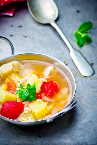 Soupe de légumes de poisson dans un bol en fer . — Photo