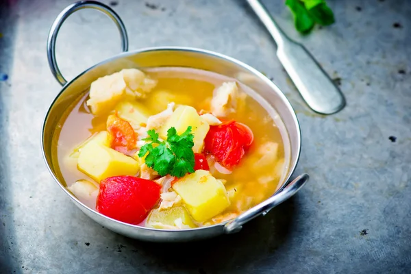 Zuppa di verdure di pesce in una ciotola di ferro . — Foto Stock