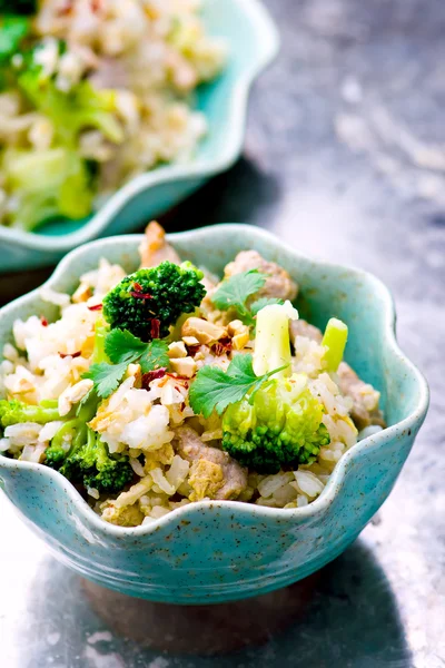 Arroz frito con cerdo, verduras y huevos . —  Fotos de Stock