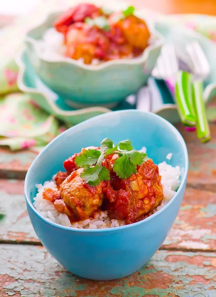 Bolas de carne en salsa de tomate y arroz . —  Fotos de Stock