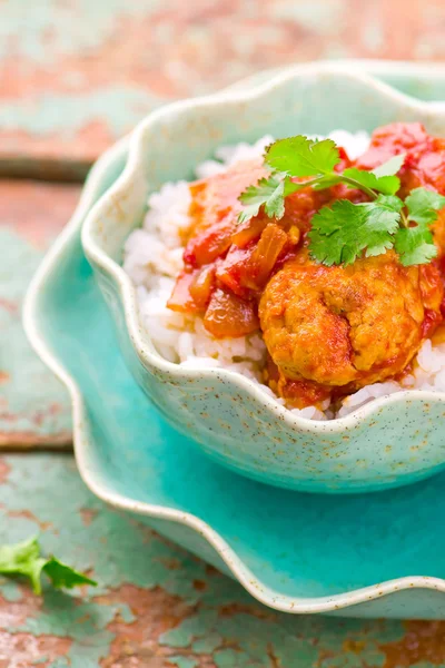 Bolas de carne em molho de tomate e arroz . — Fotografia de Stock