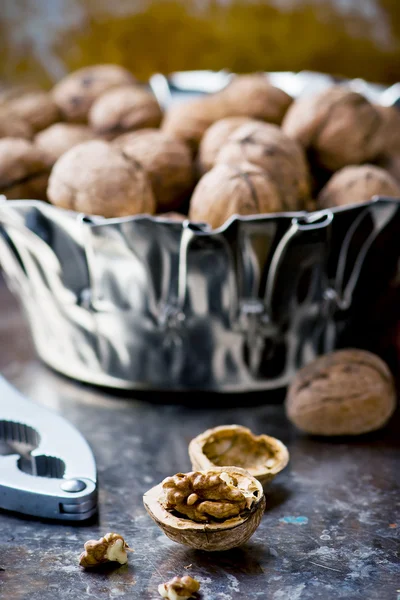 Las nueces orgánicas del jardín en la escudilla metálica —  Fotos de Stock