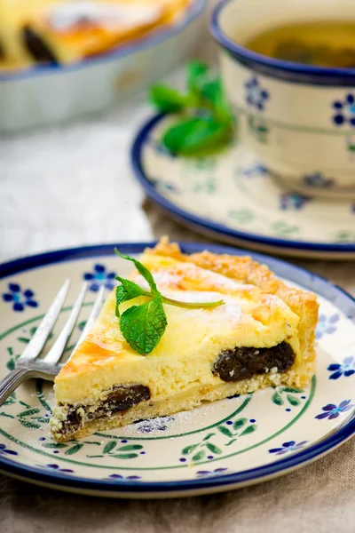 Pastel de ciruelas pasas de queso cottage . — Foto de Stock