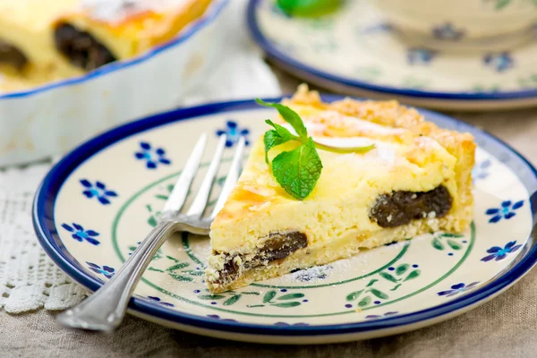 Cottage cheese prunes cake. — Stock Photo, Image