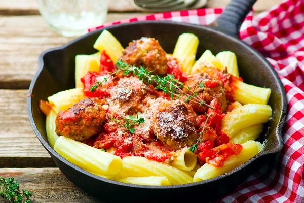 Balletjes in tomaten saus maken pasta. — Stockfoto