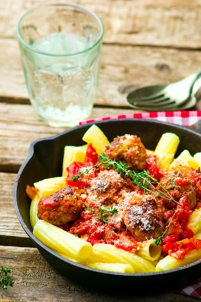 Bolas de carne em molho de tomate wirh pasta . — Fotografia de Stock