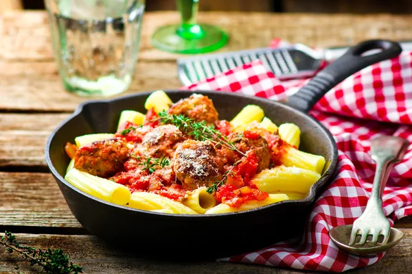 Bolas de carne em molho de tomate wirh pasta . — Fotografia de Stock