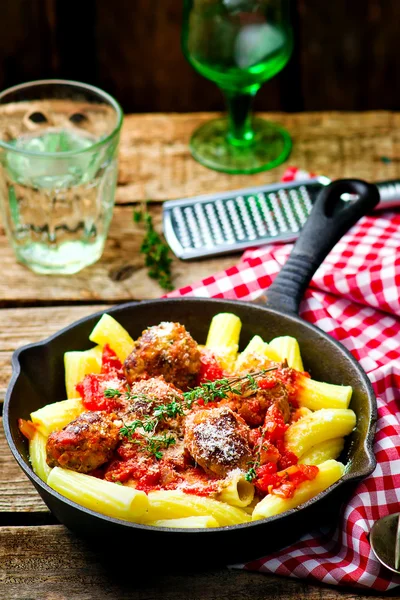 Balletjes in tomaten saus maken pasta. — Stockfoto