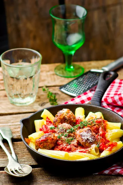 Balletjes in tomaten saus maken pasta. — Stockfoto