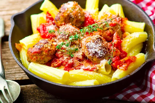 Bolas de carne em molho de tomate wirh pasta . — Fotografia de Stock