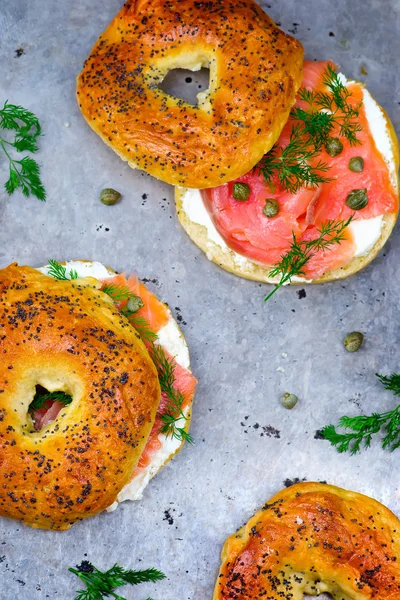 Bagel med rökt lax och grädde ost — Stockfoto