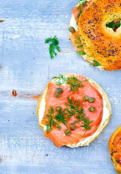Бублик с копченым лососином и сливочным сыром — стоковое фото