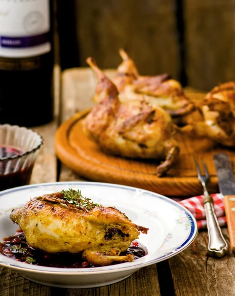 De gebakken kwartels met bekend saus — Stockfoto