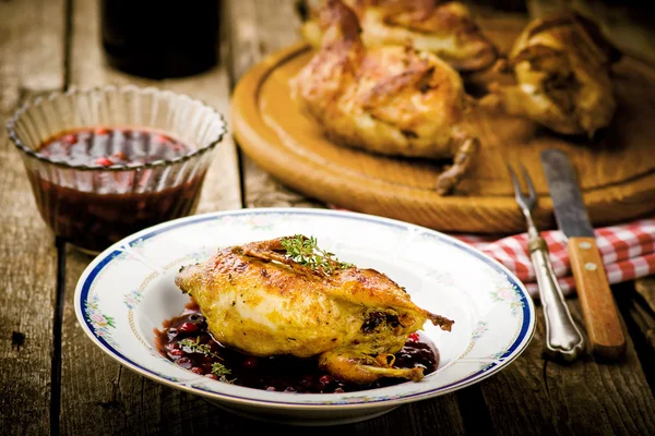 De gebakken kwartels met bekend saus — Stockfoto