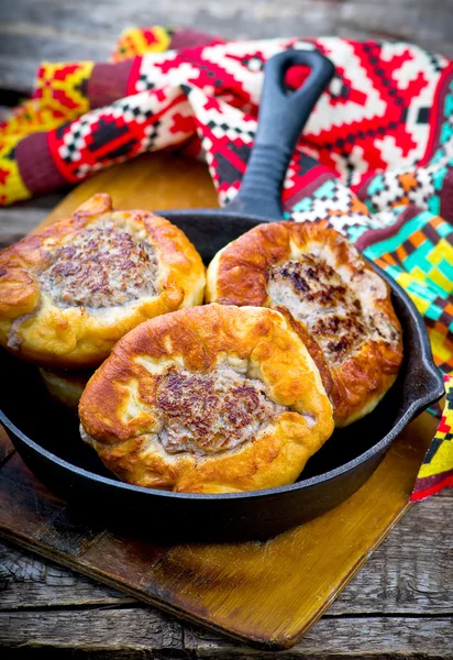 Belyash, дрожжевое тесто раунд пастообразных с мясной начинкой . — стоковое фото