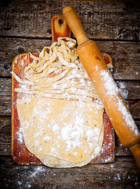 ahşap bir masa üzerinde kendi kendine yapılan erişte