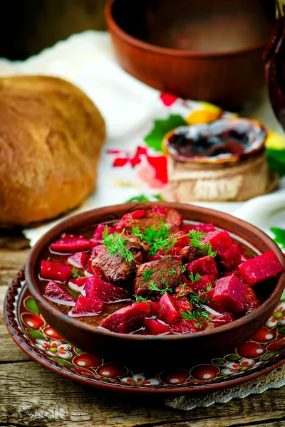 Carne de bovino refogada com beterraba . — Fotografia de Stock