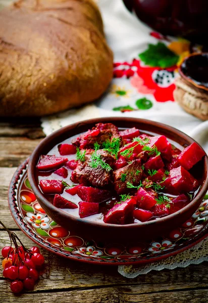 Carne de bovino refogada com beterraba . — Fotografia de Stock