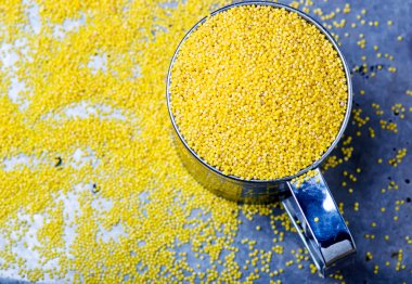 darı üzerinde metal bir kupa 